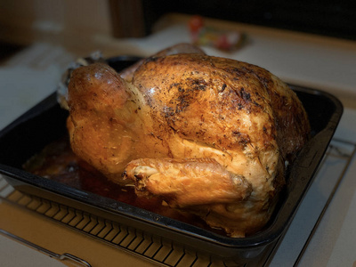 为感恩节晚餐做火鸡