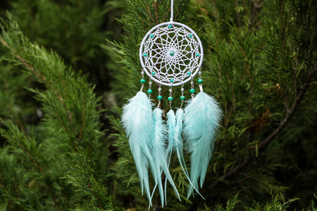手工制捕梦器,羽毛线和珠子绳悬挂照片