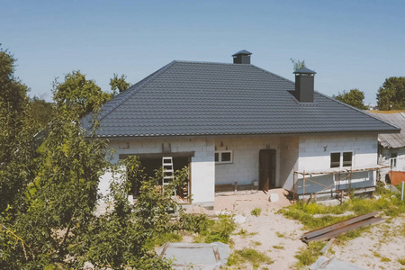 房子屋顶上的灰蓝色金属屋顶瓦。波纹的