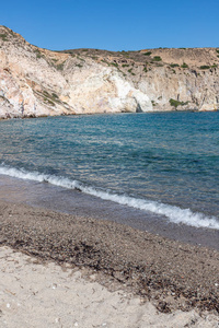 菲罗波塔莫斯海滩上的波浪悬崖岩石和沙子