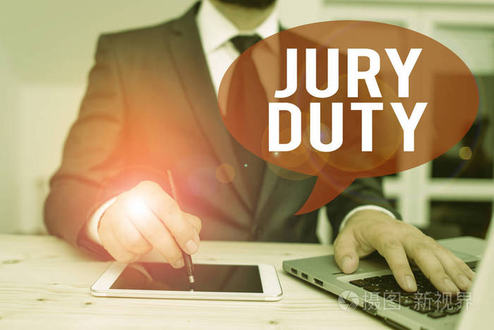 文字写作文本陪审团职责。商业理念为义务或一段时间担任陪审团成员在法庭上穿着正装出席演示使用高科技智能手机。