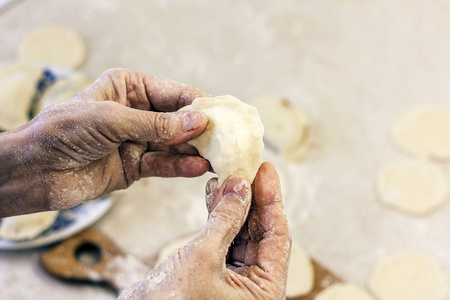 在厨房里包饺子的女人.照片