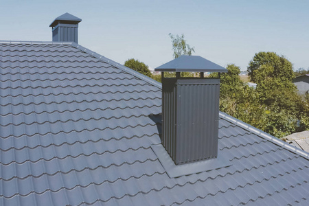 房子屋顶上的灰蓝色金属屋顶瓦.波纹的照片