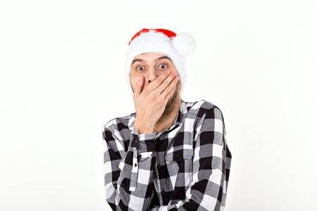 圣诞节，寒假和人的概念有趣的情感男子在白色背景上戴圣诞老人帽