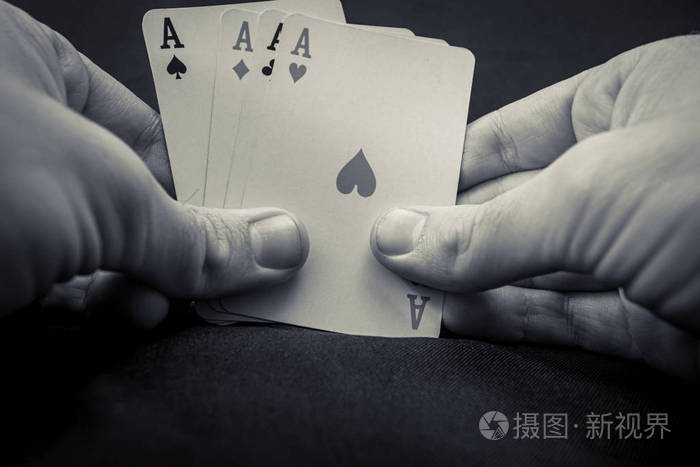 手上拿着a的扑克牌