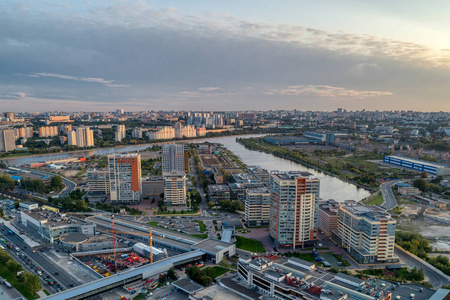大城市空中拍摄.又长又宽的街道上挤满了汽车.河岸上茂密的森林植被.