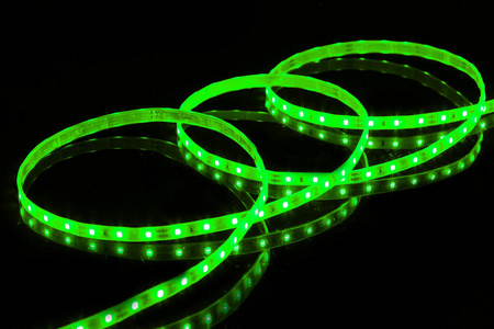 黑色背景上的绿色led条带.照片