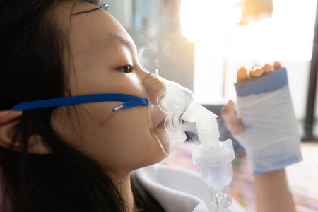 小孩哮喘特写亚洲病童戴氧气面罩有呼吸系统疾病,氧气治疗,女性病人