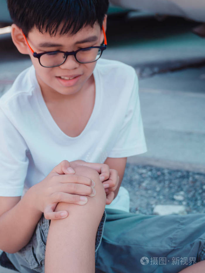 发票合同问题/疼痛身体不适查看作者其他作品查看更多>小男孩玩后感到