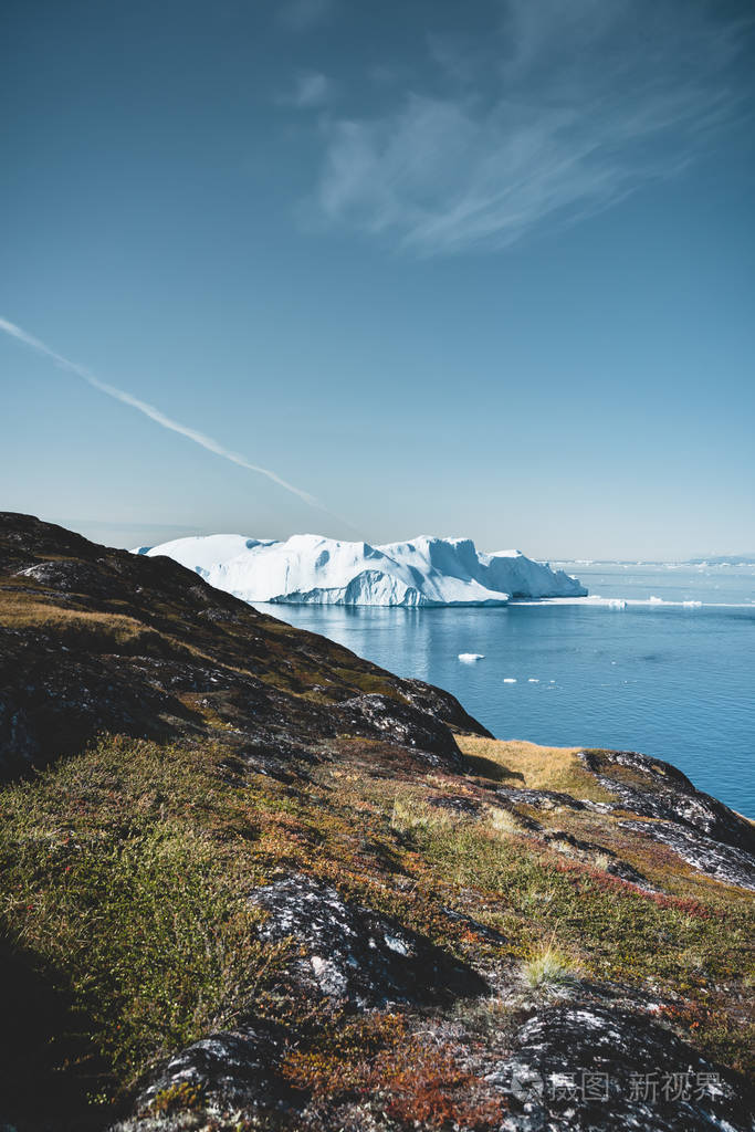 在午夜季节的夏初阿尔卑斯山.伊鲁利萨特,格陵兰西部.