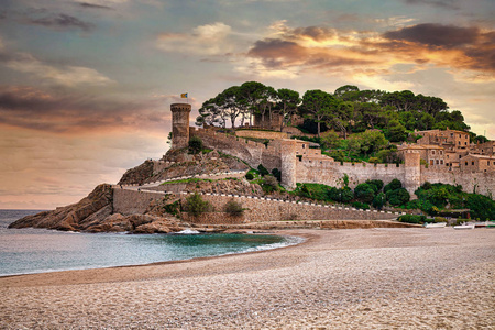 位于科斯塔布拉瓦的西班牙城市托马尔是加泰罗尼亚的沿海地区。古老的海边，美丽的海滩，美丽的地中海海滩。