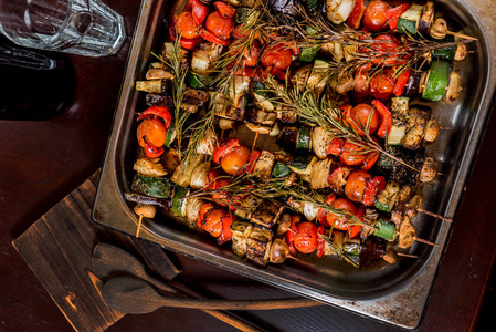 胡椒粉 烤肉串 木材 烤架 烤的 茄子 野餐 美味的 食物