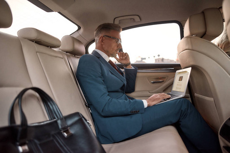 坐出租车的人图片