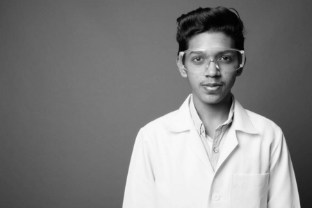 年轻的印度男医生戴着护目镜当科学家