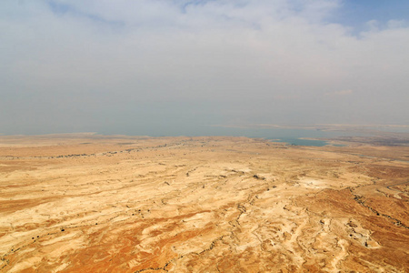 犹太沙漠全景与瓦迪斯和盐湖死海从马萨达要塞，以色列