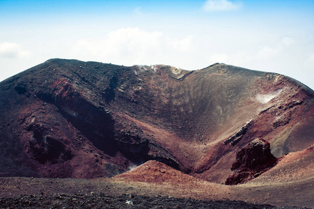 埃特纳火山，意大利西西里岛东海岸的活火山。