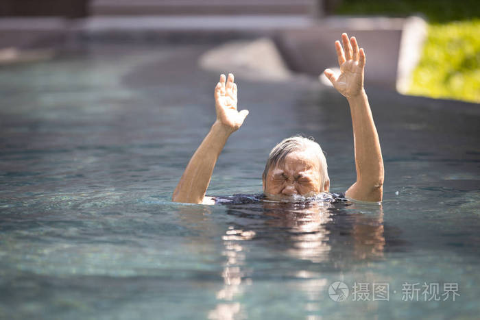 亚洲老年人在水下挣扎手探出水面女性溺水在游泳池溺水的老年妇女在