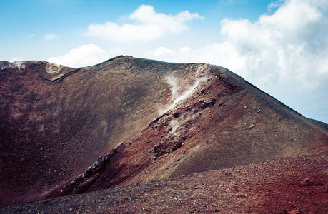 埃特纳火山，意大利西西里岛东海岸的活火山。