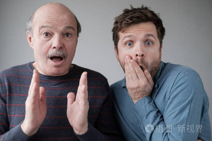 两个害怕的男人有恐惧的表情紧张地看着