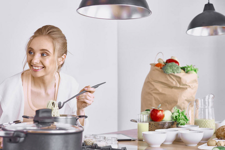 在厨房做饭的年轻女人。健康食品