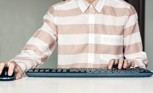 手的特写镜头女人在键盘上打字电脑上的白色标签