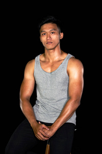 健身健美馆大胸大肩和二头肌.健康的理想体型.照片