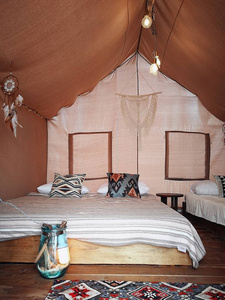 卧室在森林或海边的大帐篷里图片