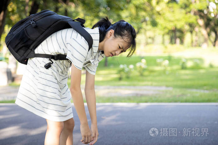 紧张的亚洲女孩背着沉重的书包或书包十几岁的女生背