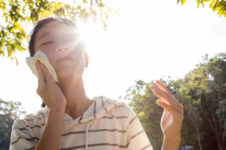 受太阳灼伤夏天天气很热感觉头晕,疲劳的女性青少年中暑,晴天高温照片