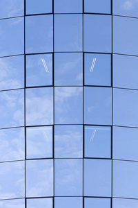 现代办公楼反射玻璃立面的一部分