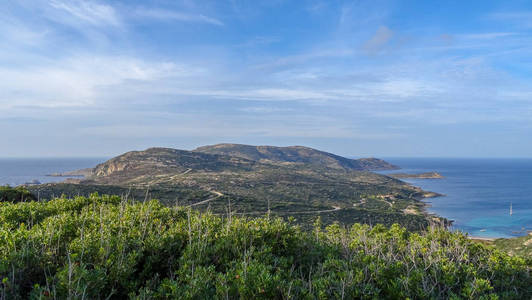 科西嘉岛是地中海中一个美丽的法国岛屿