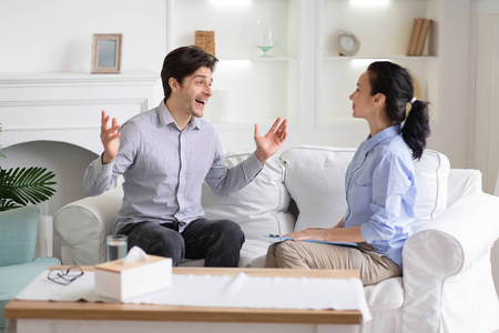 心情愉快的年轻人与心理学家交谈照片