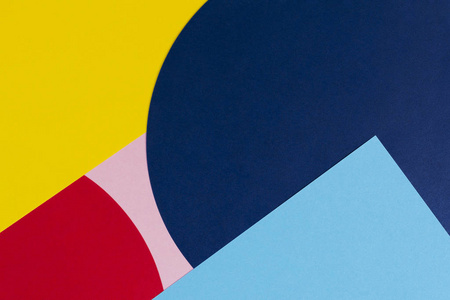 孟菲斯几何风格时装纸的纹理背景。黄色蓝色浅蓝色红色和淡粉色。俯视图，平放