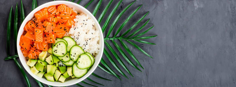 夏威夷三文鱼碗配黄瓜鳄梨芝麻和米饭。俯视图俯视图平面布置图模型模板。健康食品理念