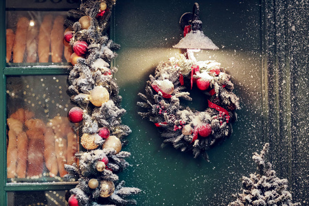美丽的圣诞花环挂在户外的门上