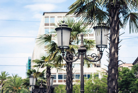 旧街灯柱古老的灯光在卡塔尼亚的街道上，原文如此