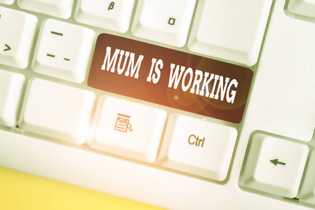 妈妈正在写文字。商业理念为财务授权和专业进步母亲白色电脑键盘与空白笔记纸上方白色背景键复制空间。