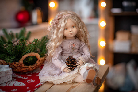 用纺织品手工制作的复古风格洋娃娃.照片