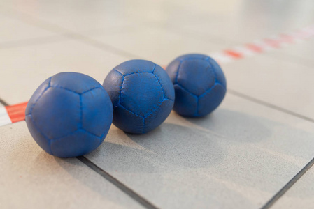波西娅球，蓝色，在外线。