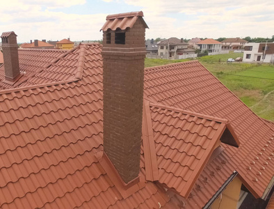 有橙色金属新屋顶的房子。从上面看。Cor公司