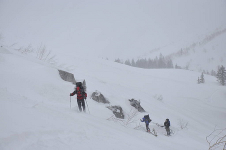 冬天天气不好的登山者攀登图片