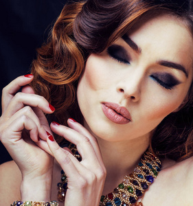 妆容亮丽的美女富婆,黑色底妆,时尚女士卷发照片