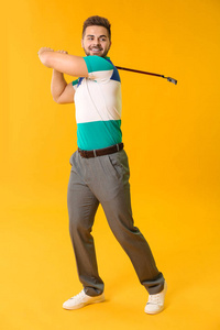 彩色背景上英俊的男高尔夫球手