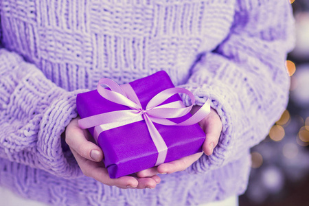 美丽的 紫罗兰 紫色 丝带 惊喜 招呼 生日 礼物 包裹