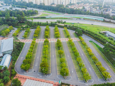 美丽的空停车场，鸟瞰。俯视图