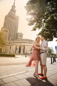 在城市里散步的情侣。和那个女孩在华沙的家伙。浪漫的关系。