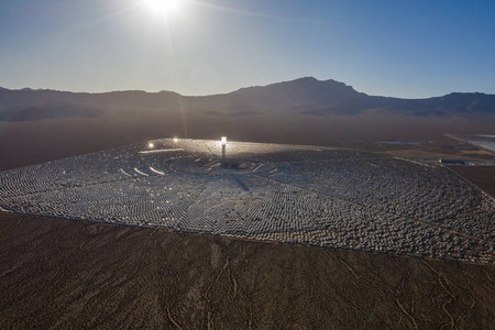 拉斯维加斯莫哈韦沙漠附近一个大型太阳能设施的鸟瞰图