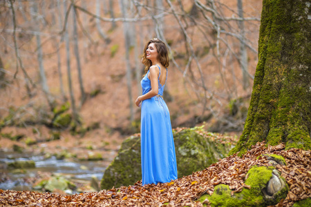 秋天森林里穿着蓝色衣服的美女