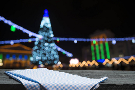 圣诞抽象模糊的背景在冬季的夜晚聚会上圣诞树发出的光。复古色调