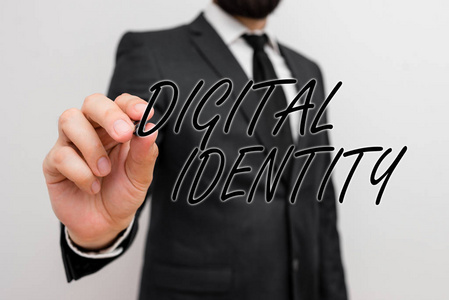 写便条显示数字身份。商业照片显示在网络空间中采用或声称的网络身份男性留胡子穿着正式工作服衣服手。